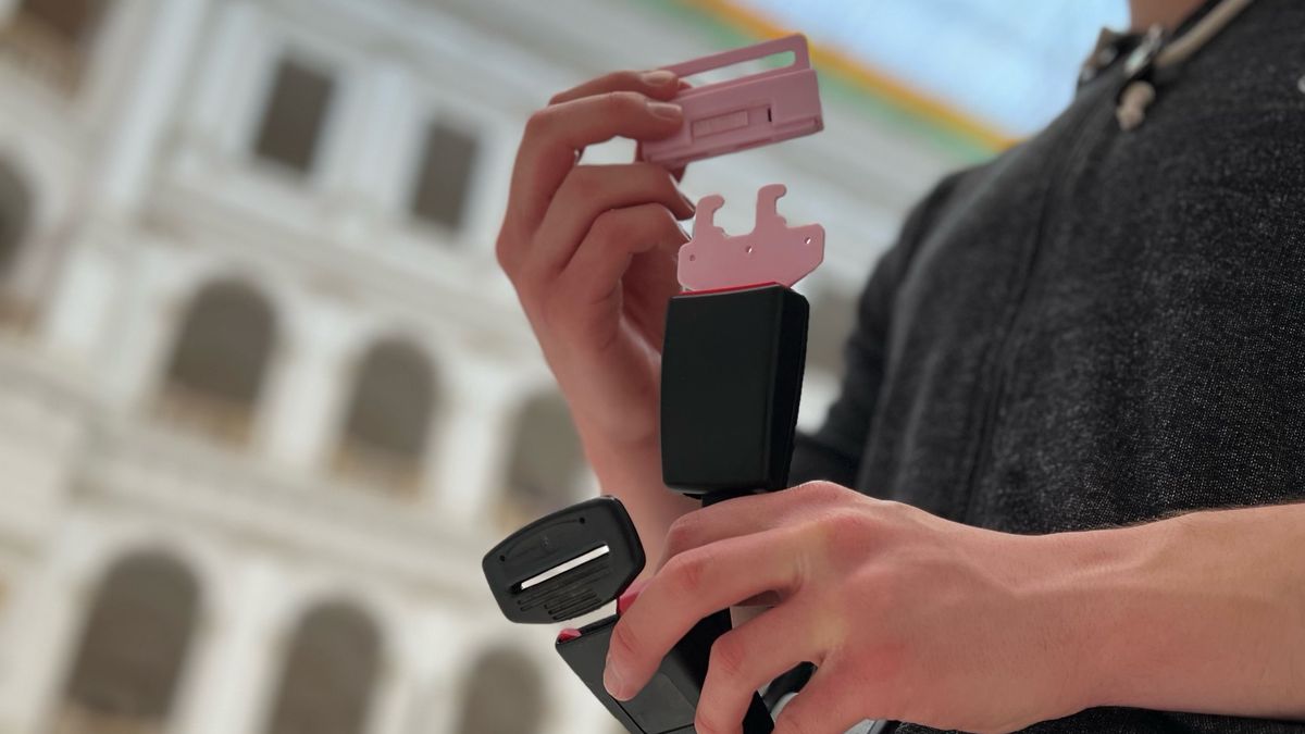 Nowy typ klamry do pasów bezpieczeństwa w porównaniu z tą obecnie stosowaną w samochodach