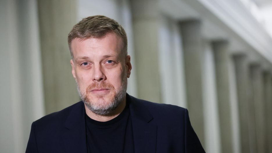 Adrian Zandberg
Warszawa, 03.01.2024. Cz�onek sejmowej Komisji Finans�w Publicznych, pose� Lewicy Adrian Zandberg, 3 bm. w Sejmie w Warszawie. (ls/zkoc) PAP/Leszek Szyma�ski
Leszek Szyma�ski
bud�et, finanse publiczne, komisja, polityk, polityka, rada, Sejm, sejmowa, ustawa bud�etowa, portret