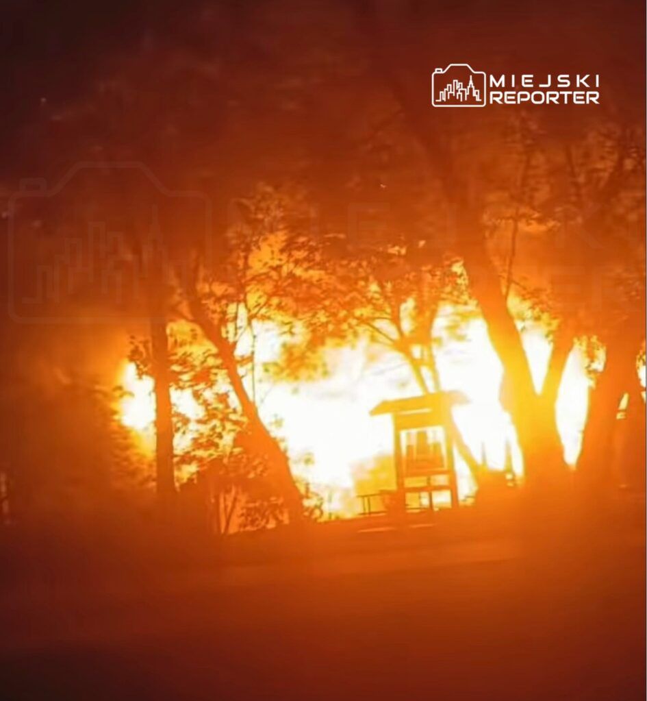 Warszawa: Duży pożar budynku w Wawrze. Cały obiekt objęty jest ogniem