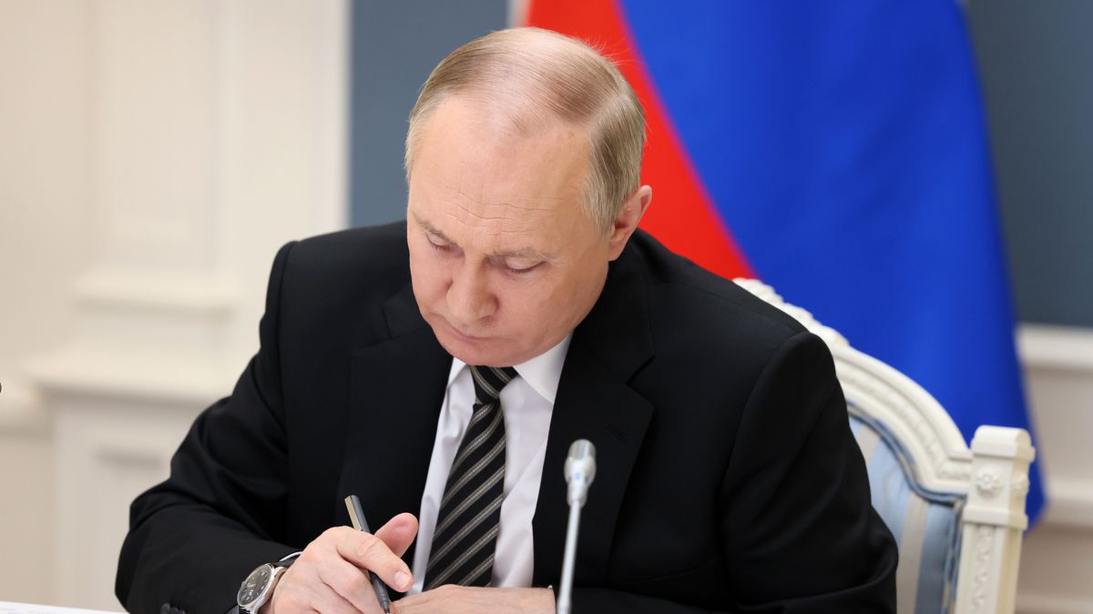 Russian President Vladimir Putin attends a meeting of the Supreme Eurasian Economic Council, the highest body of the Eurasian Economic Union (EAEU or EEU), via a videoconference at the Kremlin in Moscow, Russia, 27 May 2022. The meeting which is chaired by Kyrgyzstan, considers topical aspects of the EAEU activity and discusses the development of the EAEU's trade and economic cooperation with external partners. EPA/MIKHAIL METZEL / SPUTNIK / KREMLIN POOL MANDATORY CREDIT Dostawca: PAP/EPA.