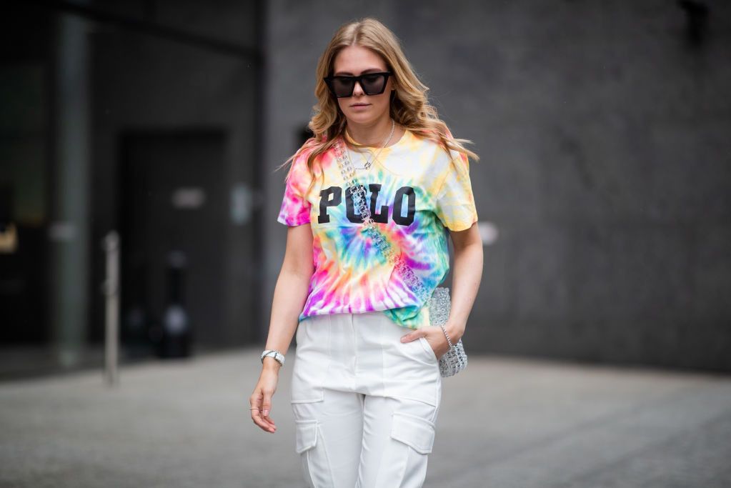 Trend tie-dye powraca po latach w wielkim stylu.