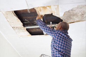Remontował lokal przez 1,5 roku. Strop się zawalił. Zwrotu nie będzie