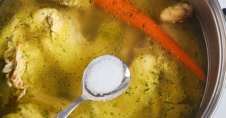 Większość osób soli rosół w złym momencie. To błąd, który wpływa na smak bulionu