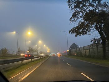Łódzkie: Kierowcy uważajcie. Gęsta mgła nad województwem