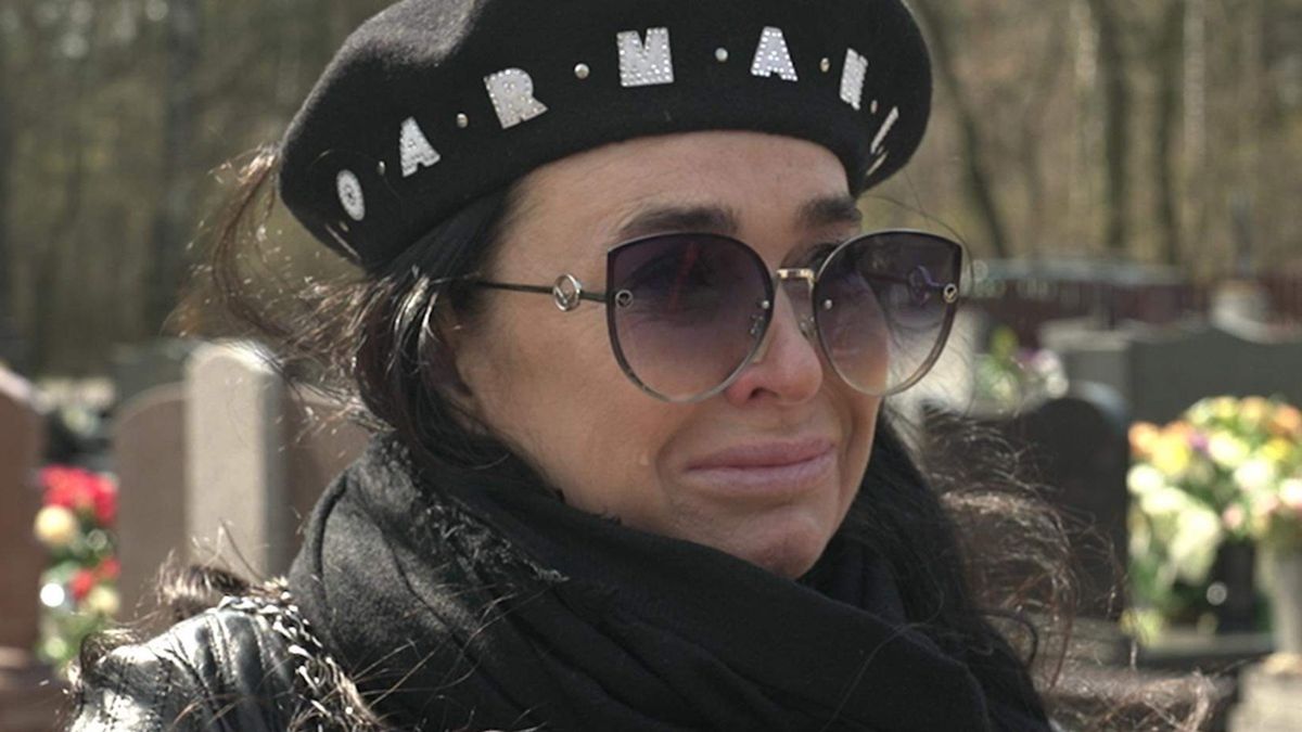 Ewa Krawczyk codziennie przychodzi na grób męża