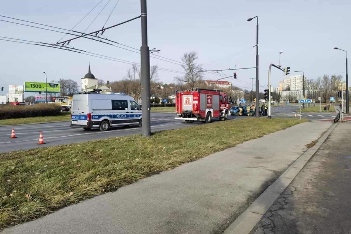 Zderzenie audi z suzuki na rondzie Dmowskiego w Lublinie