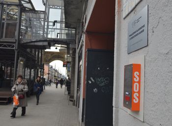 Łódź: W mieście działa prawie trzydzieści przycisków SOS. Pomagają szukać zagubionych dzieci, właścicieli biegających samopas psów, ale nie tylko