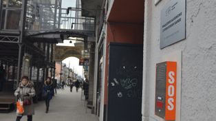 Łódź: W mieście działa prawie trzydzieści przycisków SOS. Pomagają szukać zagubionych dzieci, właścicieli biegających samopas psów, ale nie tylko