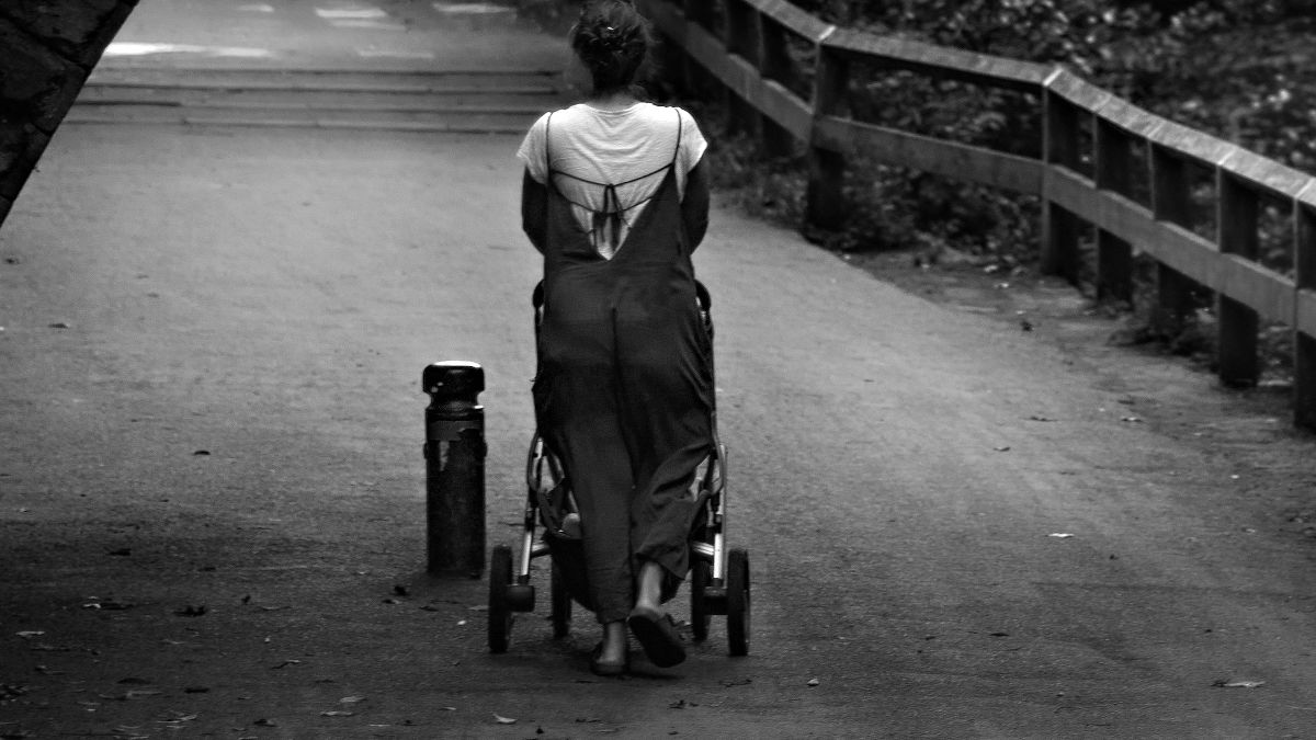 Pijana matka prowadziła wózek z dzieckiem.