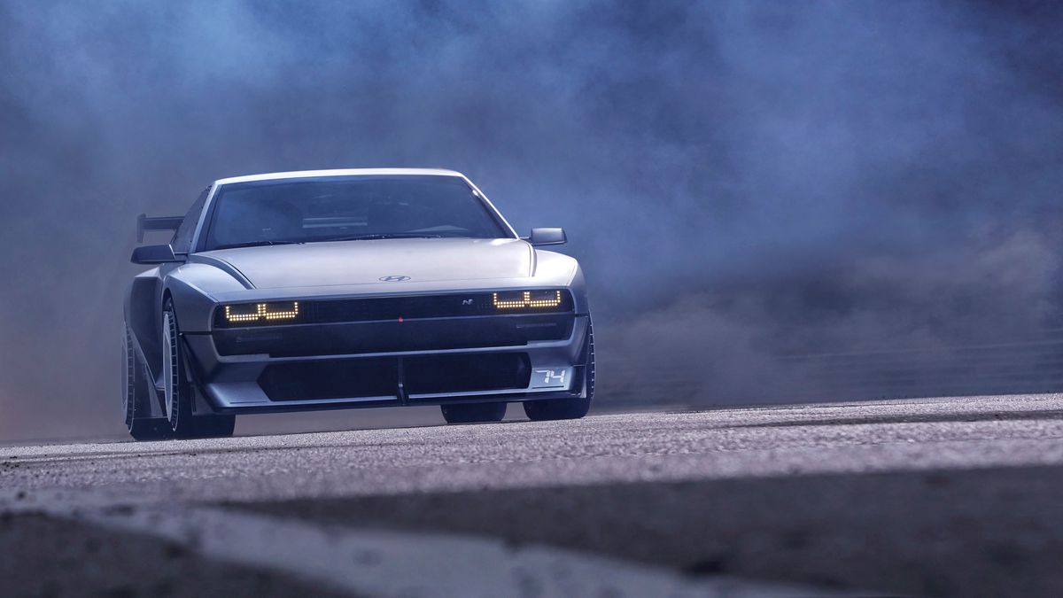 W tle gra muzyka z "Back to the future".