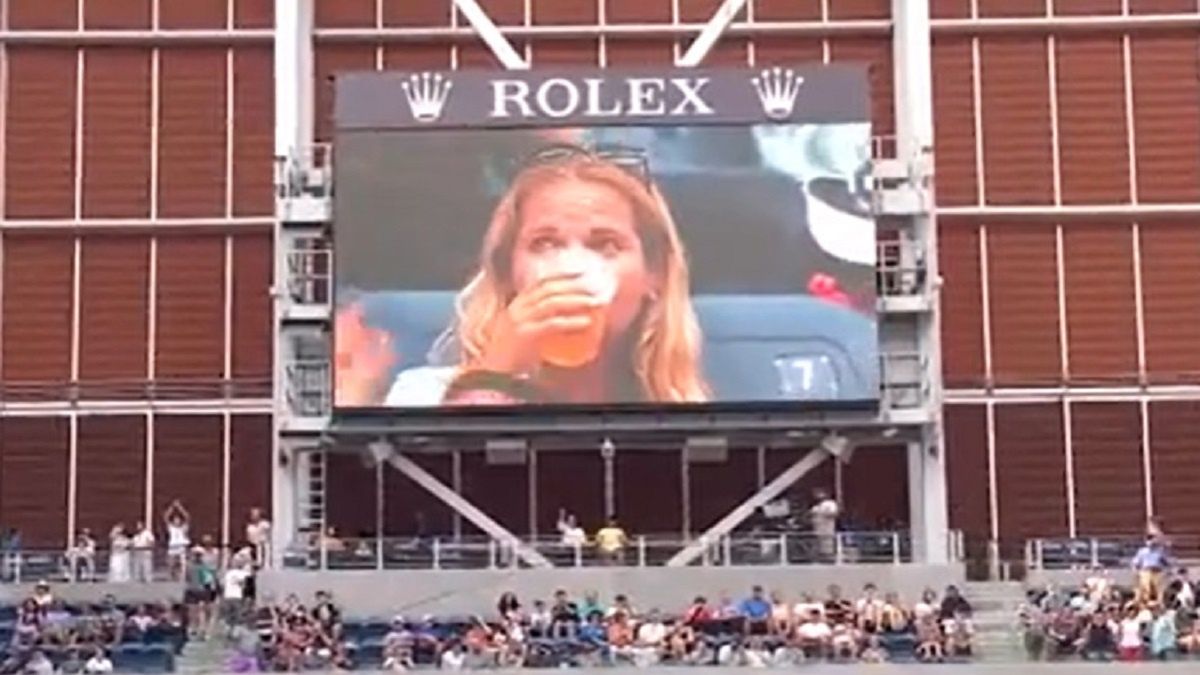 Kibicka zmierzyła się z kubkiem piwa w czasie meczu