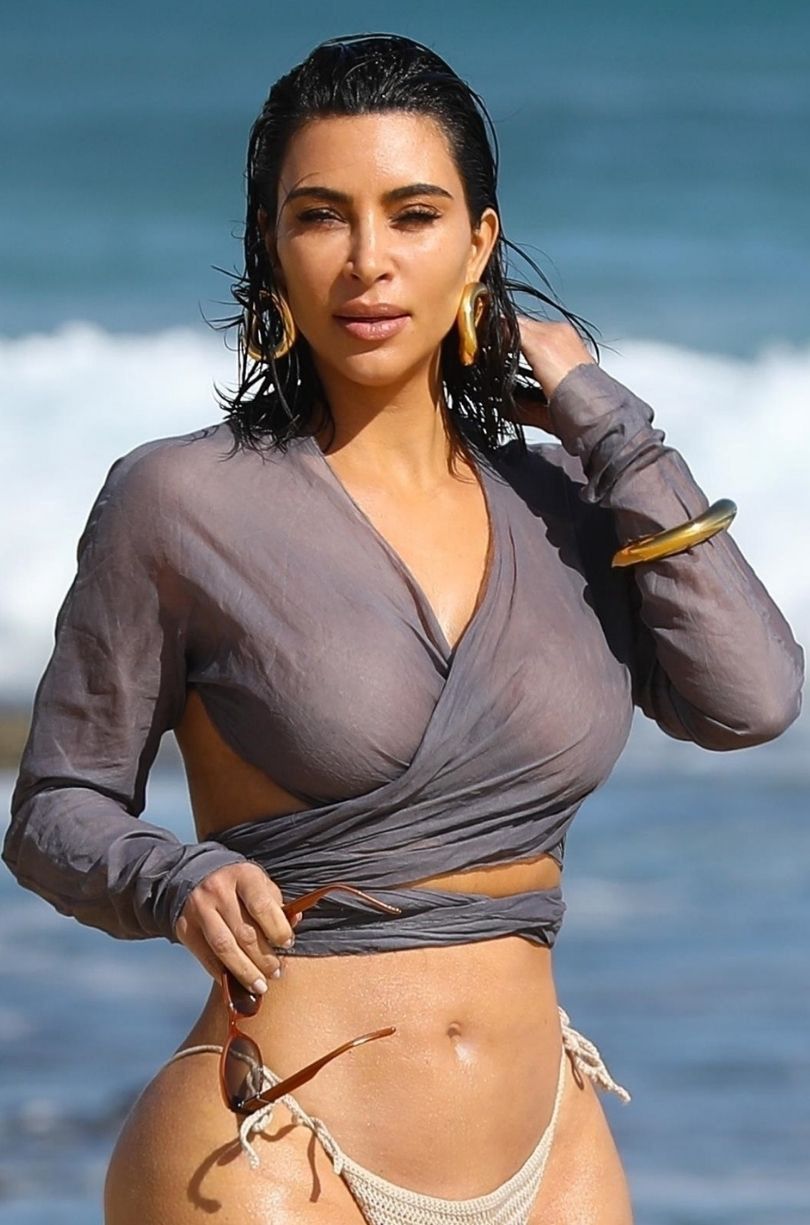 Kim Kardashian przechadza się po plaży