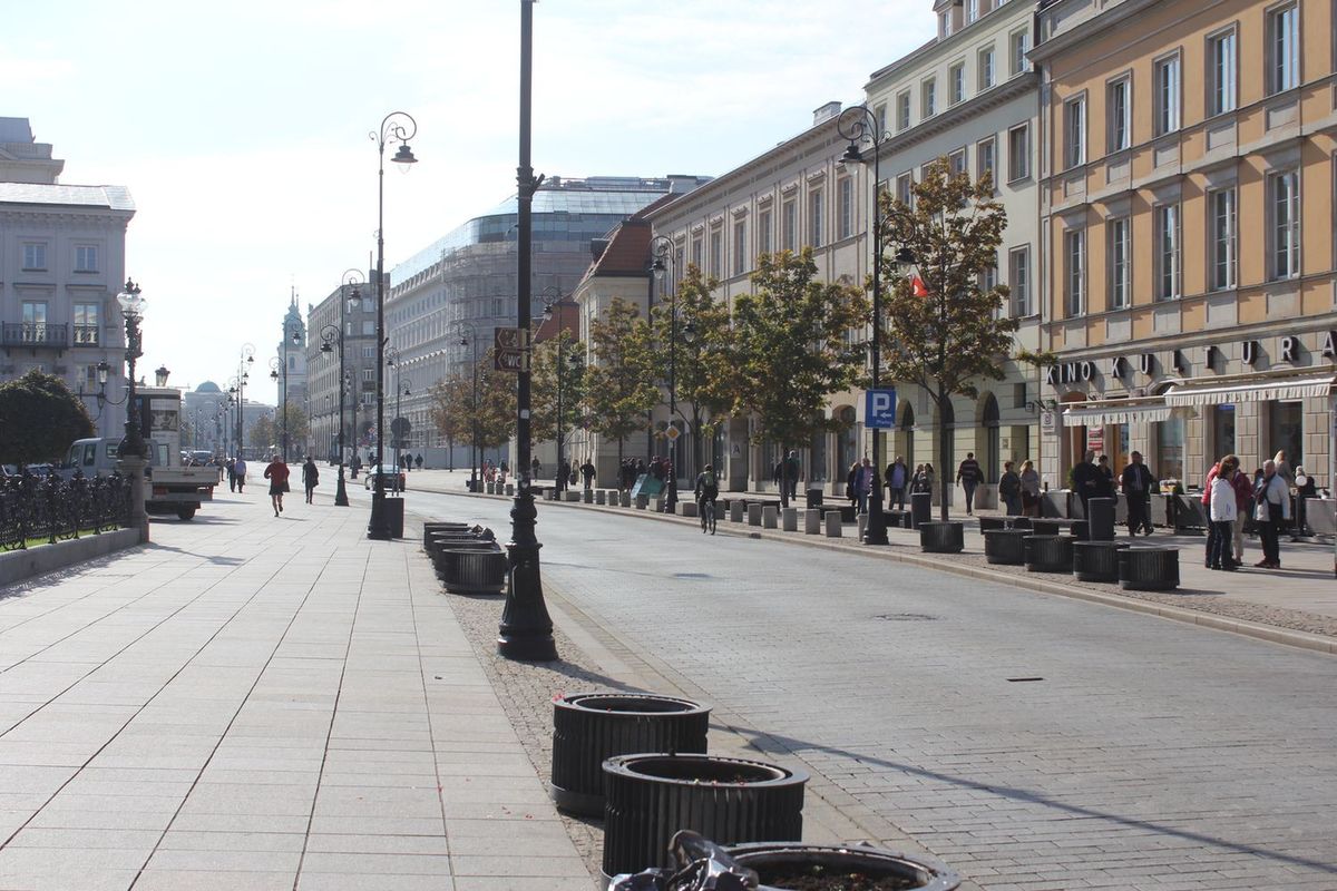 Deptak wraca na Nowy Świat i Krakowskie Przedmieście. Ulica tylko dla pieszych i rowerzystów