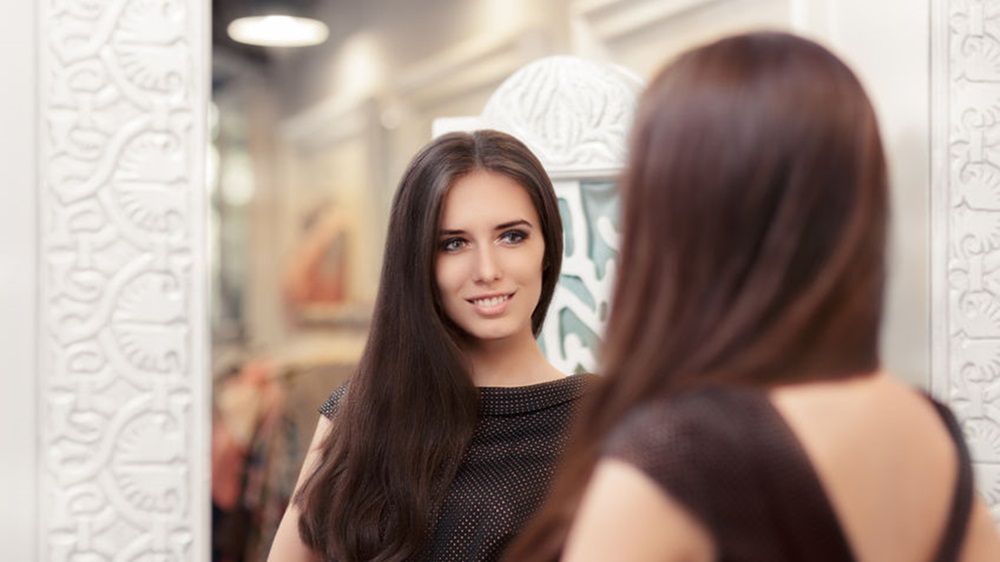 W sukience z rękawkami zamaskujemy szerokie ramiona