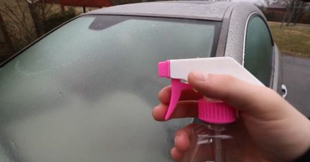Zamarznięte szyby w samochodzie. Prosty sposób, aby sobie z nimi poradzić
