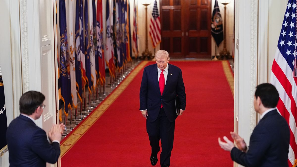 'Saving College Sports' roundtable at White House
epa12800455 US House Speaker Mike Johnson (L), and US secretary of State Marco Rubio (R) applaud as US President Donald Trump (C) arrives for a 'Saving College Sports' roundtable in the East Room of the White House in Washington, DC, US, 06 March 2026. A new council that will explore ways to overhaul college sports is expected to discuss a potential antitrust exemption, a policy change the National Collegiate Athletic Association has sought to protect itself from legal challenges to player compensation rules.  EPA/AARON SCHWARTZ / POOL 
Dostawca: PAP/EPA.
AARON SCHWARTZ / POOL
roundtable, college sports