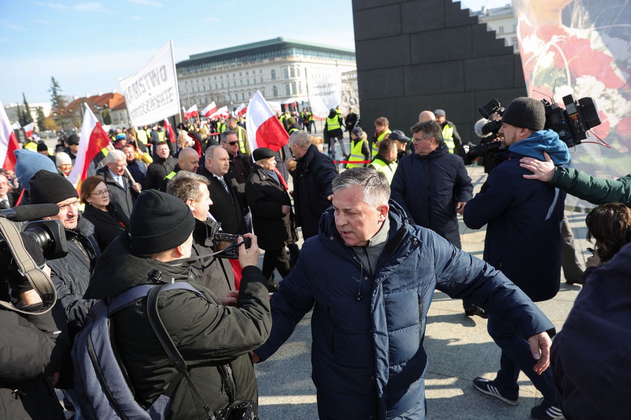 Kaczyński zniszczył wieniec. Policja wszczęła postępowanie