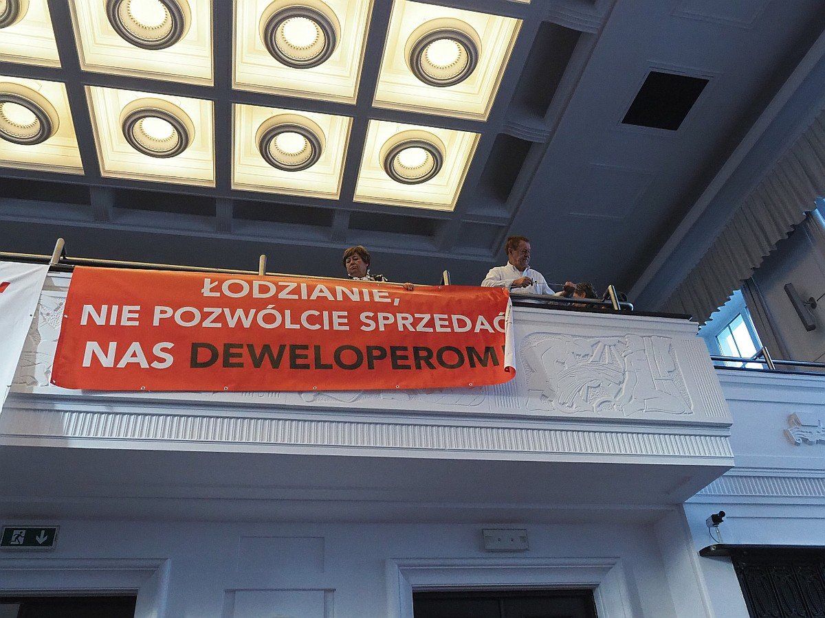 Łódź: Mieszkańcy kamienicy od 13 lat starają się o wykup mieszkań, spotkali się z władzami miasta