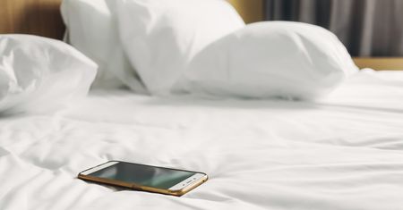 Zostawiła podłączony do ładowania telefon pod poduszką. 17-latka nie żyje