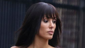 Bianca Censori i jej ściśnięty biust w kolejnym dopasowanym wdzianku przechadzają się po przedmieściach Melbourne (FOTO)