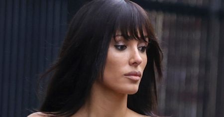 Bianca Censori i jej ściśnięty biust w kolejnym dopasowanym wdzianku przechadzają się po przedmieściach Melbourne (FOTO)