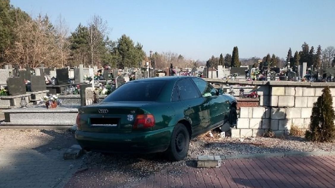 19-latka uczyła się jeździć samochodem.