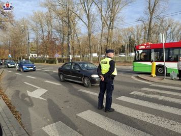 Dodatkowe 200 miejsc parkingowych przy cmentarzu na Majdanku. Wojsko otwiera bramy jednostki na 1 listopada