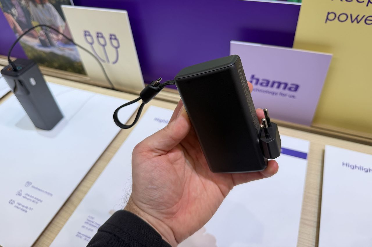 Hama Fold - powerbank z wtyczką sieciową i wbudowanym przewodem USB-C - złożony