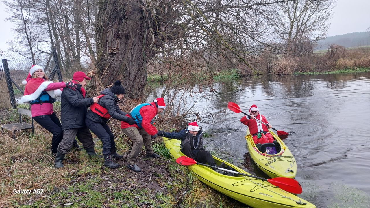 Mikołajki na wodzie: kajakarze z Piły połączyli świąteczną zabawę ze spotkaniem z dziećmi