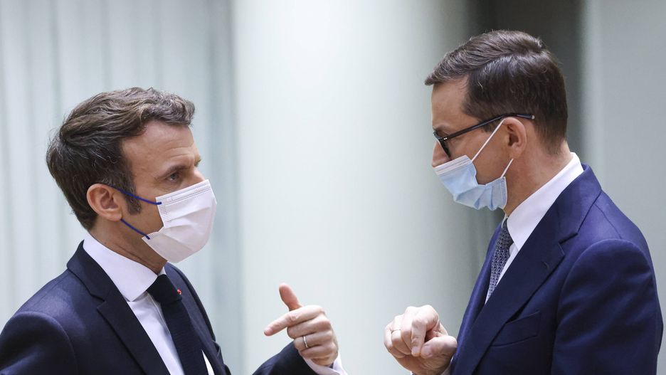 EU leaders are meeting in Brussels for an extraordinary meeting on the Ukraine and Russia situation, ahead of a meeting with African Union leaders.epa09765869 French President Emmanuel Macron (L) and Polish Prime Minister Mateusz Morawiecki speak as they take part in a European Union leaders extraordinary summit to discuss the crisis between Russia and the West over Ukraine, in Brussels, Belgium, 17 February 2022.  EPA/YVES HERMAN / POOL Dostawca: PAP/EPA.YVES HERMAN / POOL