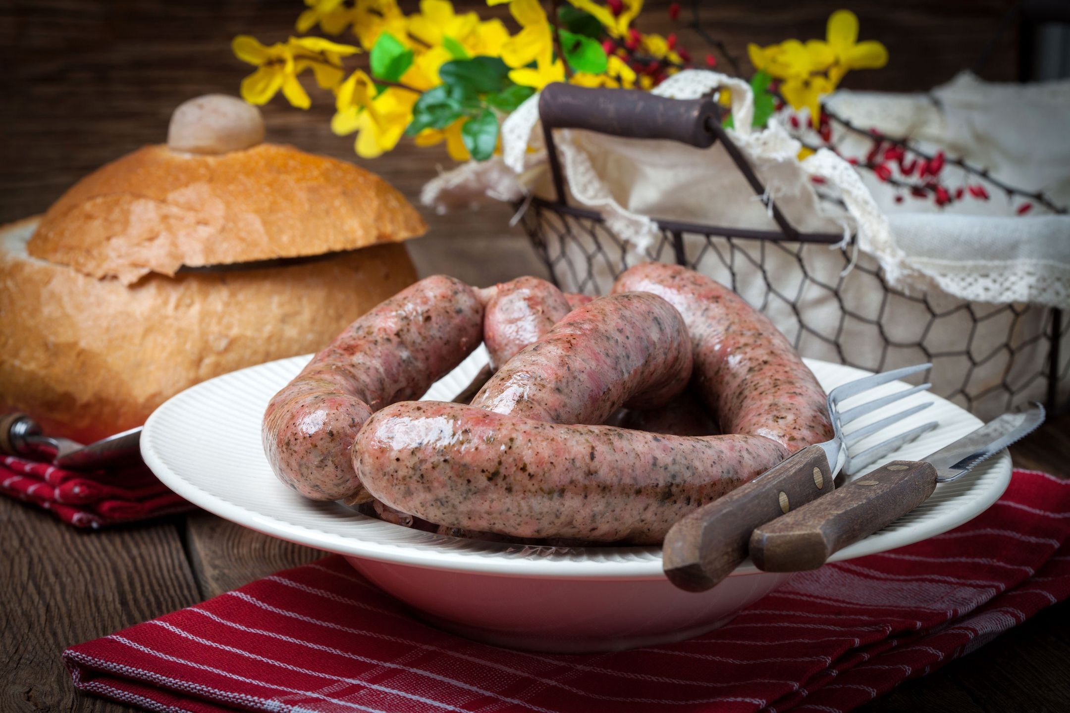 Ugotowana biała kiełbasa