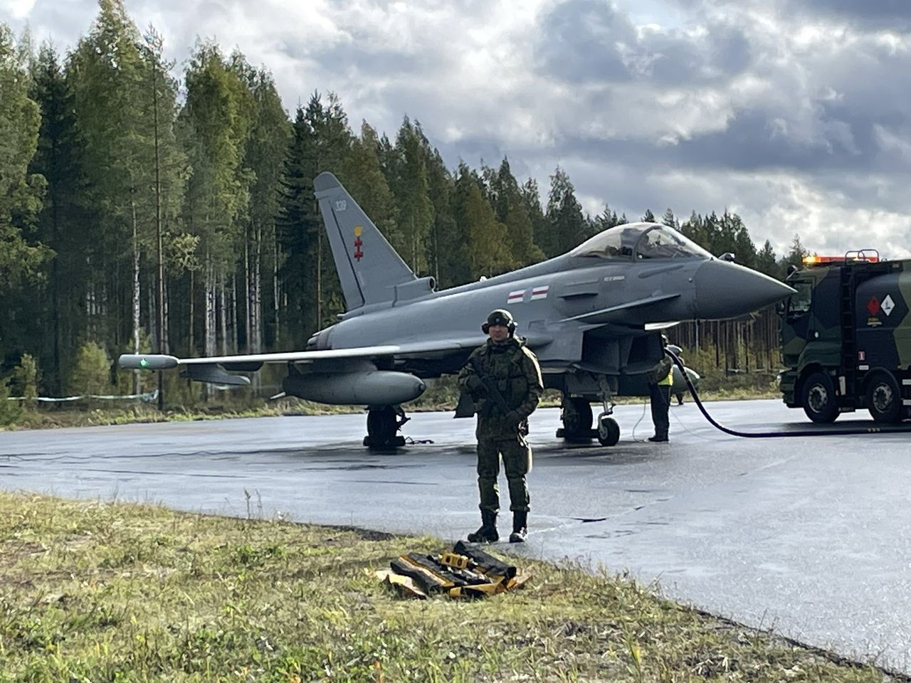 Brytyjskie Eurofightery trenują operowanie w fińskich autostrad.