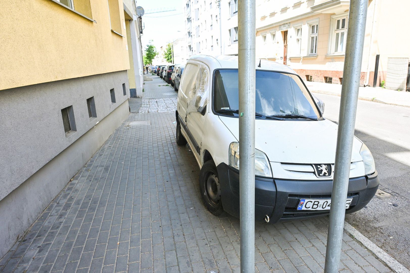 Na ulicy Jasnej w Bydgoszczy od kilku tygodni stoi częściowo spalony samochód. 