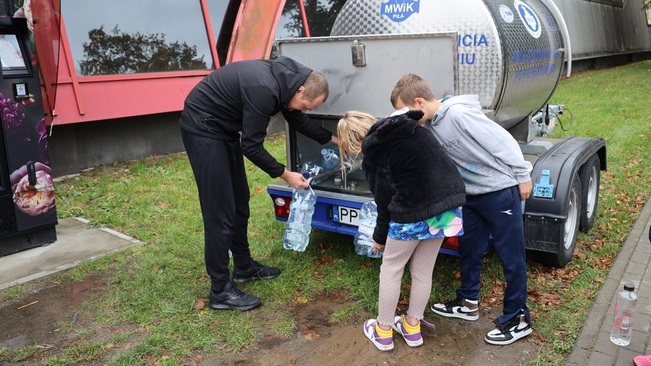 W kilku punktach na terenie miasta ustawione zostały punkty czerpania wody.