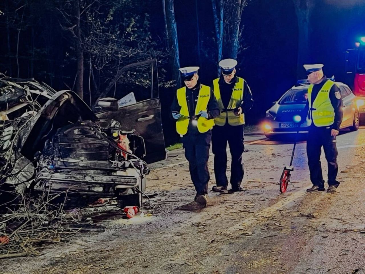 Range Rover z ogromną prędkością uderzył w drzewo. Jedna osoba nie żyje