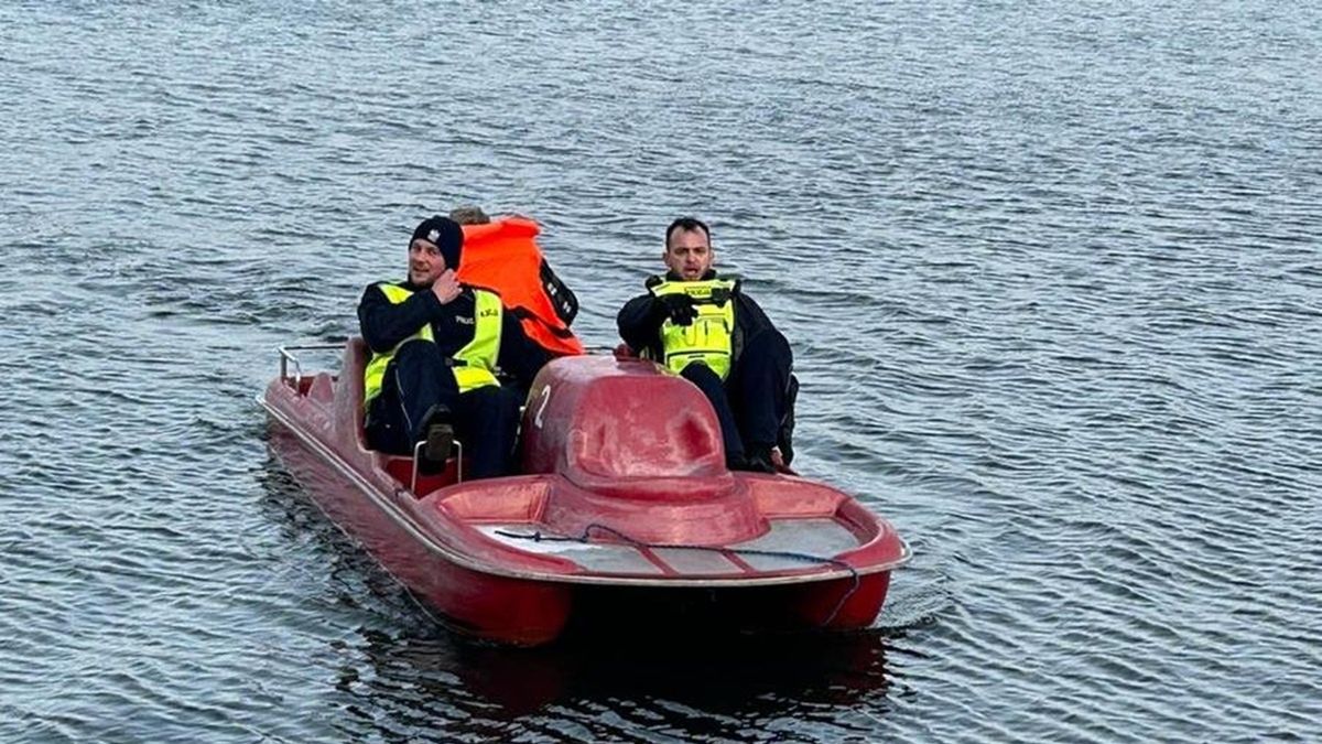 Policjanci wsiedli na rowerek wodny. Uratowali żeglarzy  