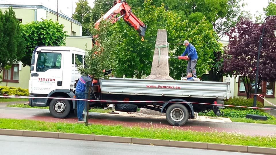 Rozbiórka radzieckiego pomnika w Terespolu