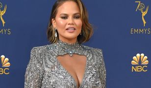 Chrissy Teigen nie chce już mieć sztucznego biustu. Wyjęła implanty