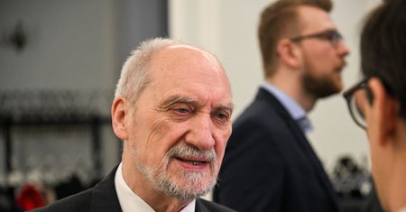 Absurdalne żądania Macierewicza. Padła data, do kiedy chcą pracować
