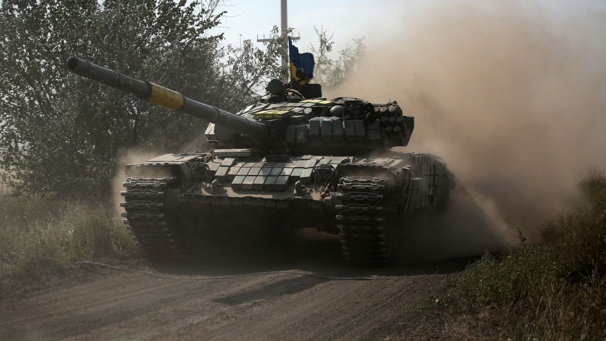 Ukraina - arch
TOPSHOT - A Ukrainian tank rolls down a road at a position along the front line in the Donetsk region on August 15, 2022, amid Russia's invasion of Ukraine. (Photo by Anatolii Stepanov / AFP)
ANATOLII STEPANOV
