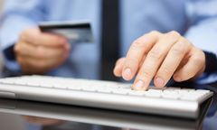 Czy w długi weekend czerwcowy dochodzą przelewy? Kiedy wysłać pieniądze?