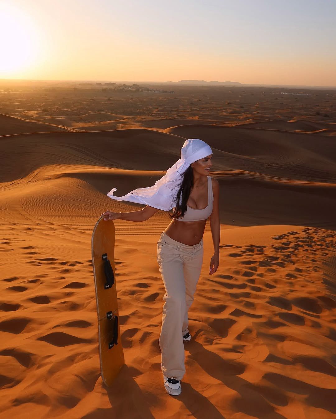 Klaudia El Dursi eksponuje ciążowy brzuch na wydmach w Dubaju