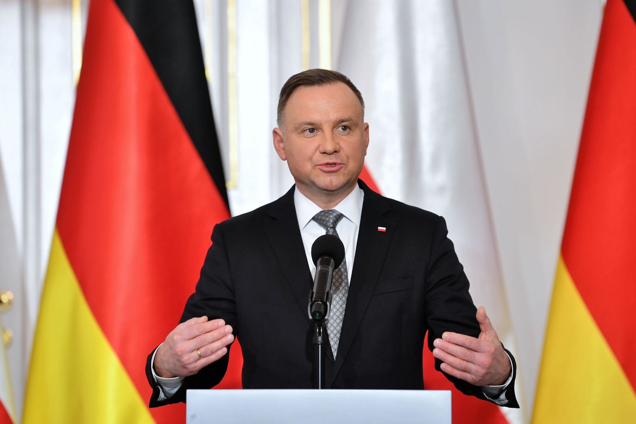 Na zdjęciu prezydent Andrzej Duda na konferencji prasowej na tle flag Polski i Niemiec