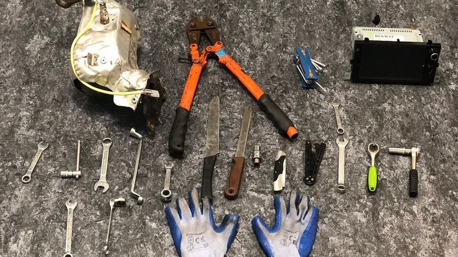 Do usunięcia katalizatorów wystarczą proste narzędzia.