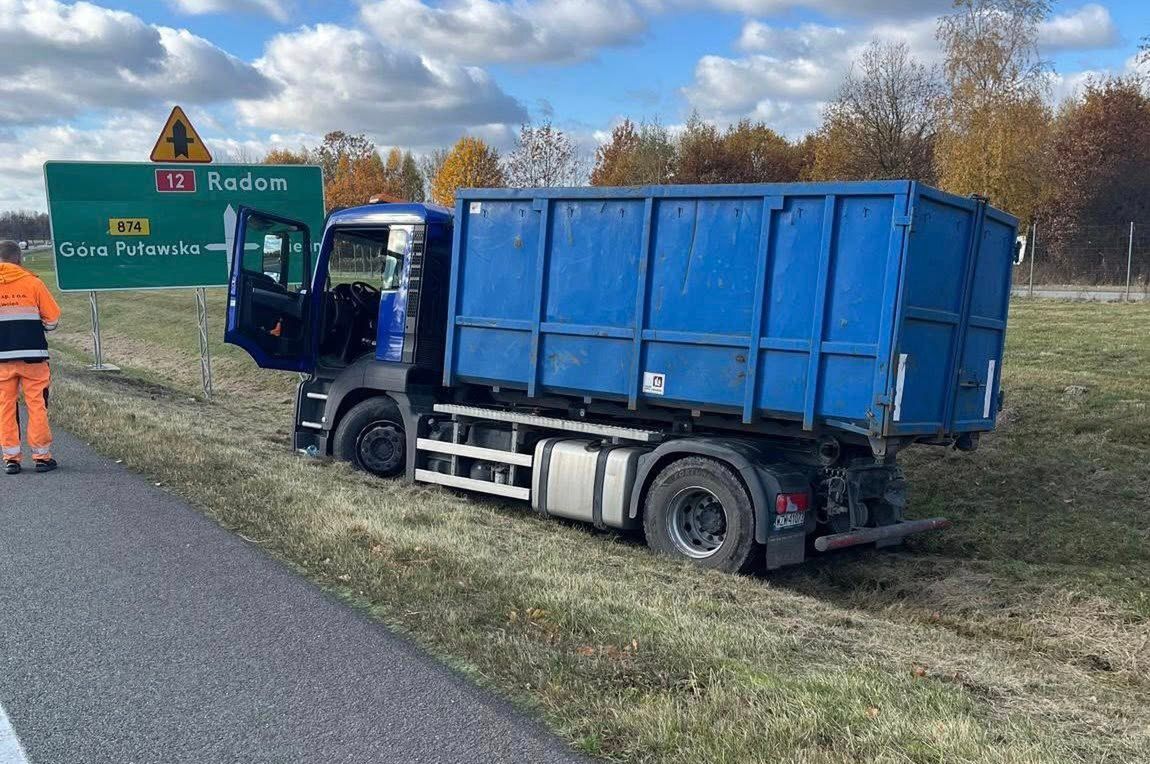 Zarzecze: Ciężarówka w rowie na drodze S12