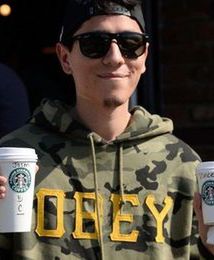 Świąteczne kubki Starbucksa wywołały skandal