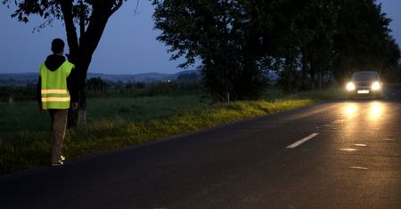 Policja apeluje o używanie odblasków. Pytanie po co?