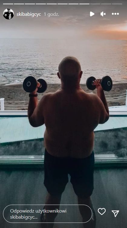 Krzysztof Skiba ćwiczy na siłowni bez koszulki