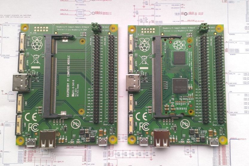 Płytka I/O Board przed i po włożeniu modułu Open Compute