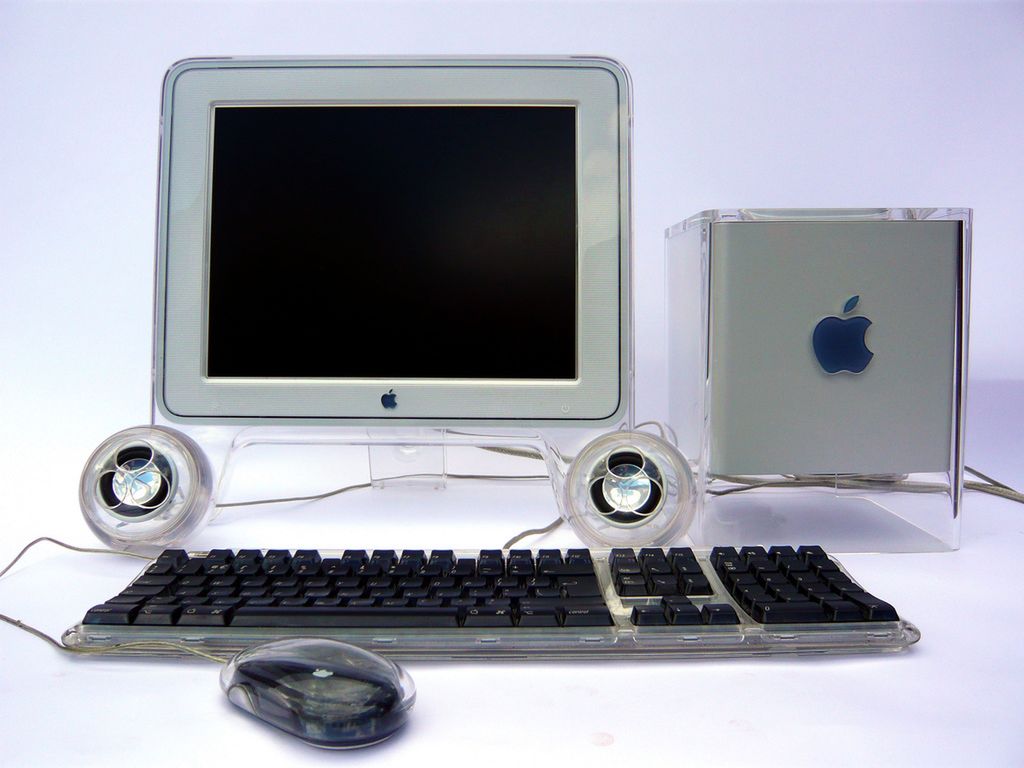 Apple Cinema Display i PowerMac G4 Cube.